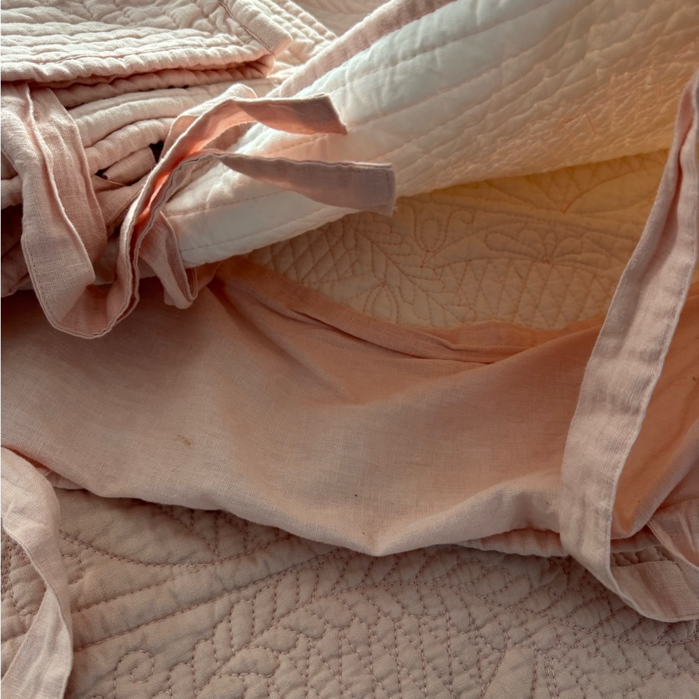 Pottery Barn Light Pink Queen Quilt With Matching Shams - Picture 5 of 10